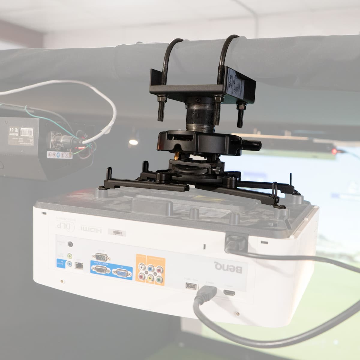 Frame mount projector mounting kit for golf simulator enclosure
